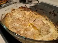 Куриное филе тушеное в сливках