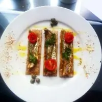 Корюшка с каперсами и помидорами черри