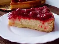 Творожно-банановый пирог с вишней