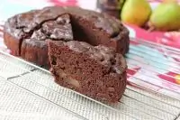 Шоколадный кекс на гречневой муке с кусочками груши