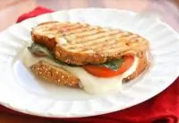 Бутерброд «Капрезе с соусом»