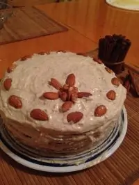 Морковный торт с орехами и кремом из сливочного сыра