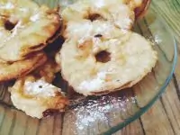 Яблочные кружочки, обжаренные в кляре с сахарной пудрой