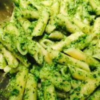 Пенне с песто из базилика и рукколы с фундуком