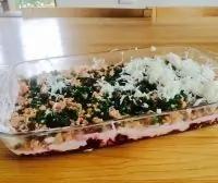 Слоеный салат из свеклы и горбуши со сметаной