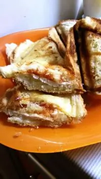 Сэндвич с курицей, помидорами и красным луком