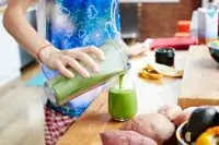 Смузи со шпинатом и миндальным молоком