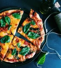 Пицца Маргарита с моцареллой и пармезаном