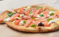 Пицца с филадельфией и маринованным лососем