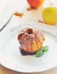Печеное яблоко с медом