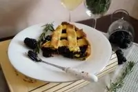 Кростата с шелковицей, розмарином и белым вином