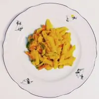 Пенне с тыквой, овощами и креветками