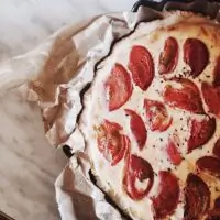 Киш с помидорами черри, базиликом и сыром