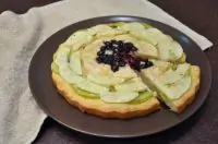 Пирог с яблоками, киви и корицей