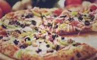 Пицца с салями и маслинами
