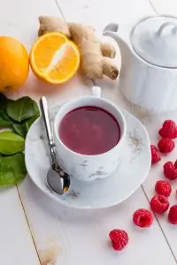 Горячий коктейль с малиной и шиповником