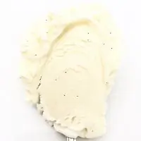 Сливочное мороженое с ванилью, ромашкой и бадьяном