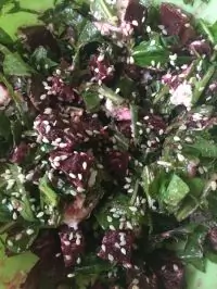 Салат из свеклы и листьев одуванчика