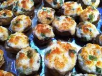 Грибы, фаршированные сладким перцем, запеченные под сыром