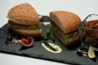 Бургер с тунцом и васаби-майонезом