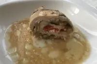 Рулетики из куриной грудки с баклажанами и перцем