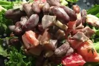 Салат с куриными желудками и фасолью