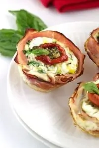 Тарталетки с луком, ветчиной и сырным соусом