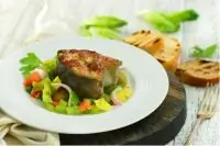 Стейк из осетрины с овощами