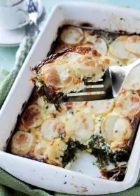 Картофельная запеканка с фетой и шпинатом