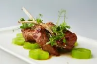 Каре исландского ягненка на гриле с соусом Зуко