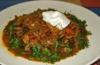 Тушёная капуста с курицей и грибами