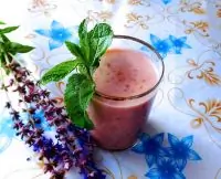 Бананово-клубничный смузи с ванильным сахаром