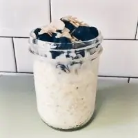 Сырая овсяная каша с ягодами и миндалем