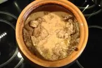 Говядина в горшочке в сметанно-горчичном соусе