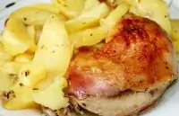 Курица с картофелем, запеченная под майонезом с базиликом