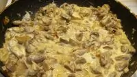 Грибы с куриной грудкой в сметане