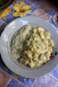 Курица с шампиньонами в сливочно-сырном соусе