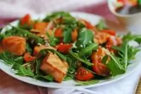 Легкий салат с форелью и рукколой
