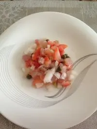 Тартар из тунца с помидорами и каперсами