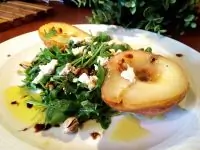Салат с молодым сыром и карамелизированной грушей