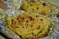 Запеченная капуста с беконом и лисичками