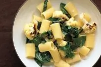 Паста с цветной капустой и шпинатом