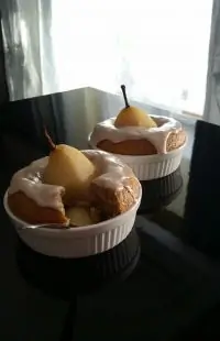 Грушевый десерт с орехами и карамельным соусом