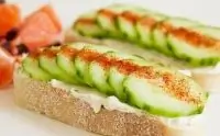 Кростини с огурцами