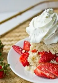 Шорткейк амишей со свежей клубникой и сливками