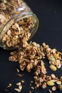 Гранола с корицей и мускатным орехом