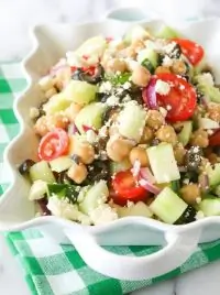 Греческий салат с нутом и фетой