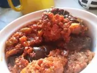 Касуле из баклажанов и кебабов под винно-овощным соусом