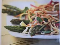 Овощной салат со спаржей, паприкой и дайконом