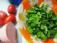 Салат с колбасой и латуком